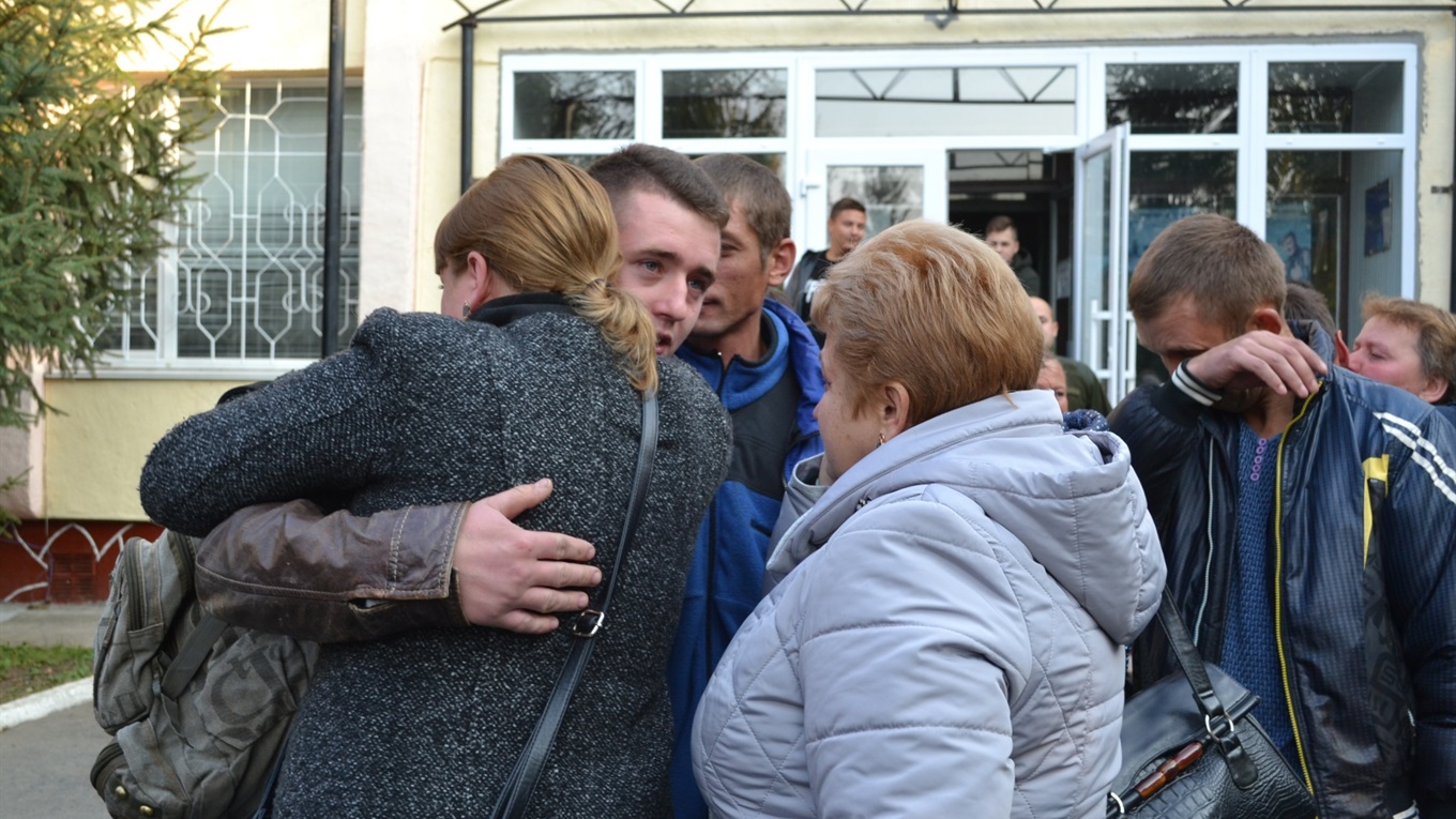 У Старокостянтинові стартував призов: перших 16 новобранців провели на строкову військову службу
