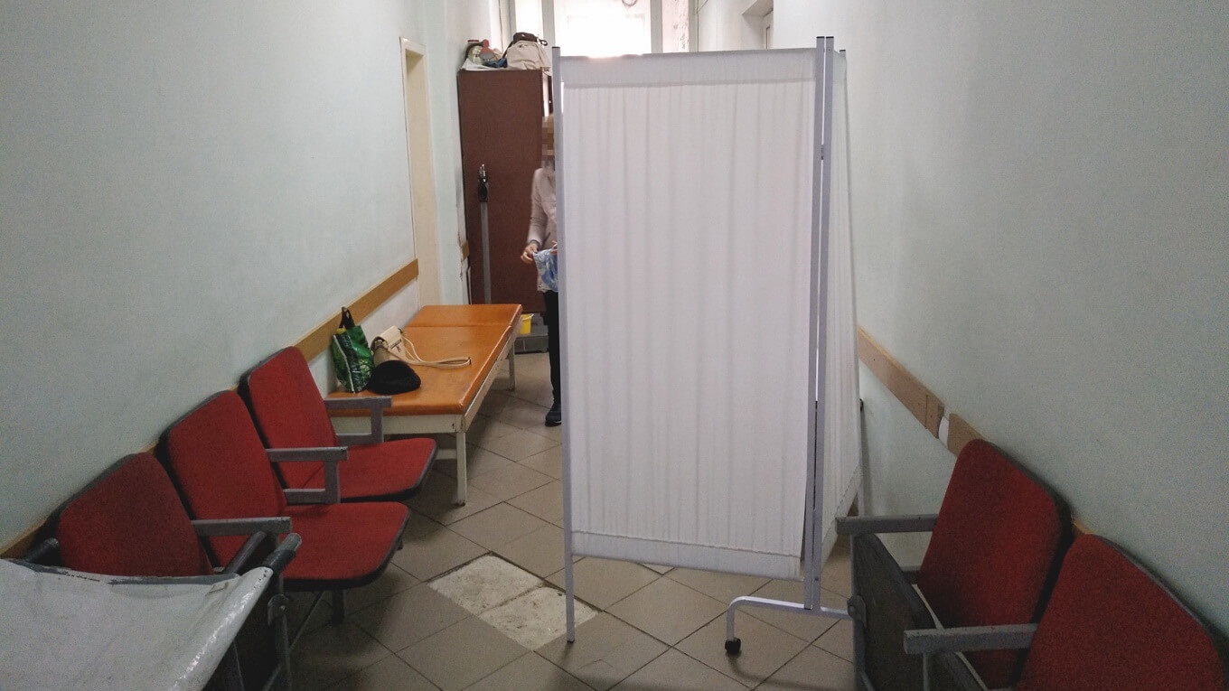 І холодно, і соромно. Чому пацієнтів хірургічного відділення два роки приймають за ширмою у коридорі