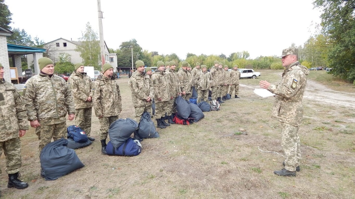 На Конотопщині чоловіків вчили територіальній обороні