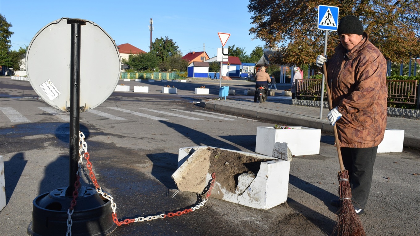 Поліція знайшла чоловіка, який врізався у клумбу в центрі Володимирця і ледь не збив жінку