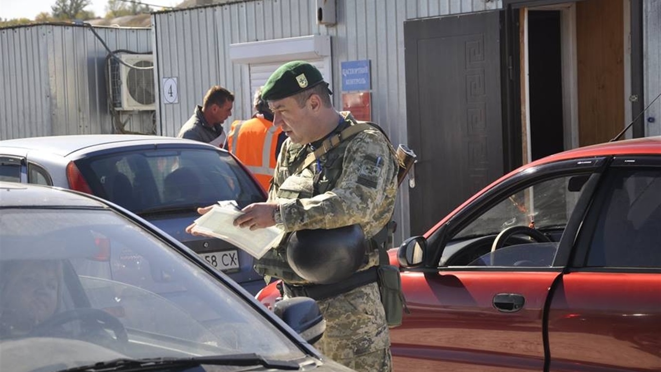 Пересечь  КПВВ "Новотроицке" стало сложнее в связи с работами по обустройству