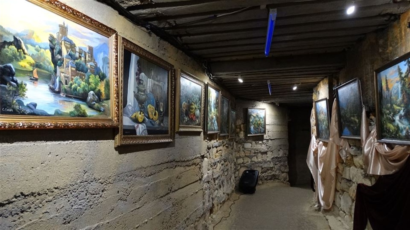 Незвична художня галерея відкрилася у Нерубайському: картини знаходяться під землею та світяться 