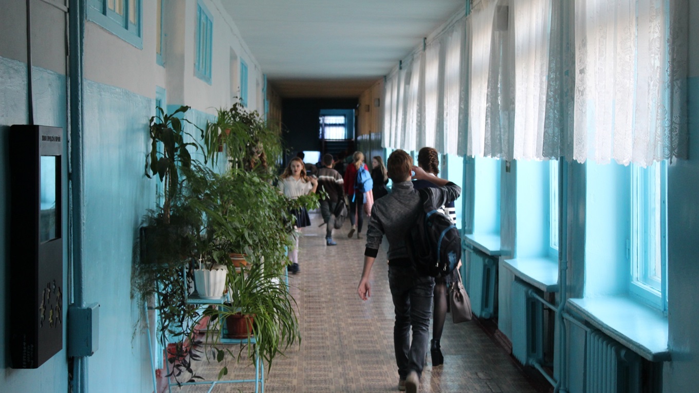 На стене волновахской школы появилась трещина. Что предпринимает руководство 