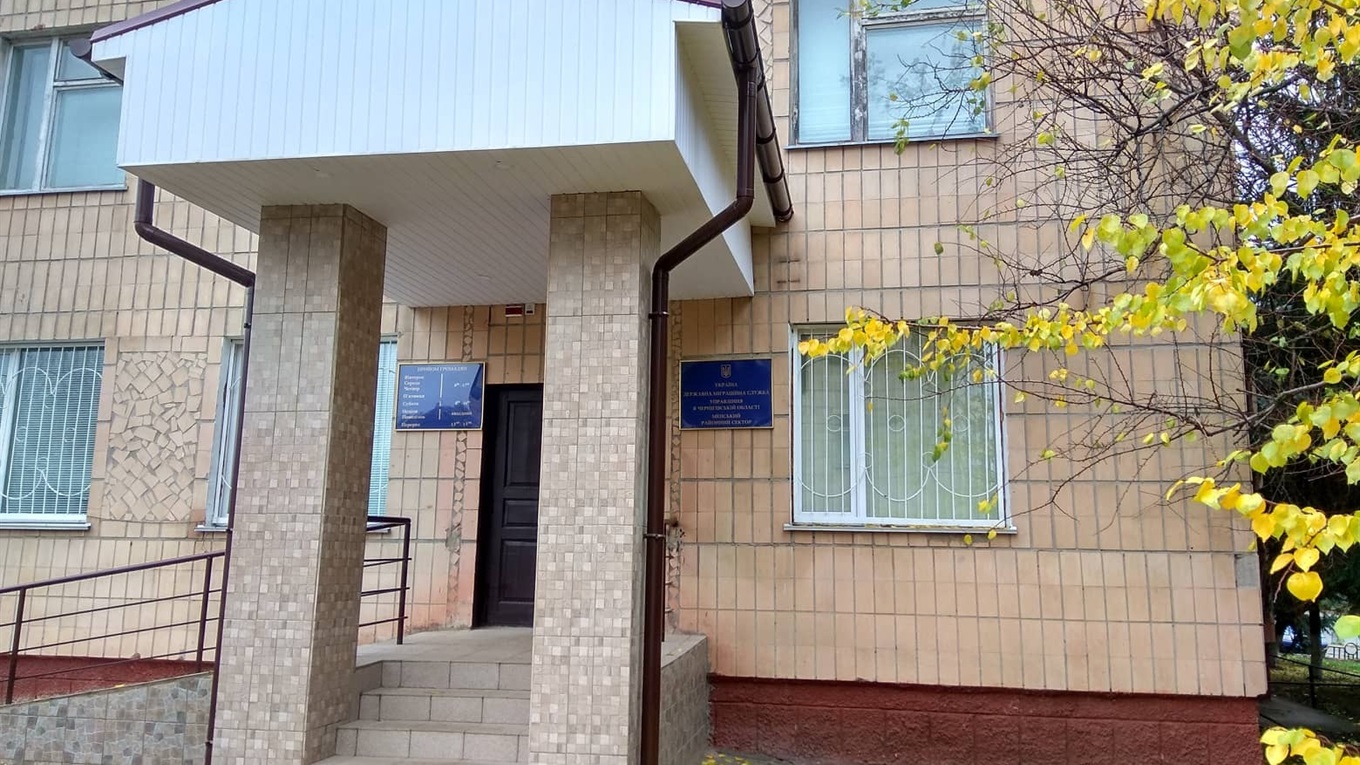 "Книжечка" чи ID-картка. Кому треба міняти паспорт?