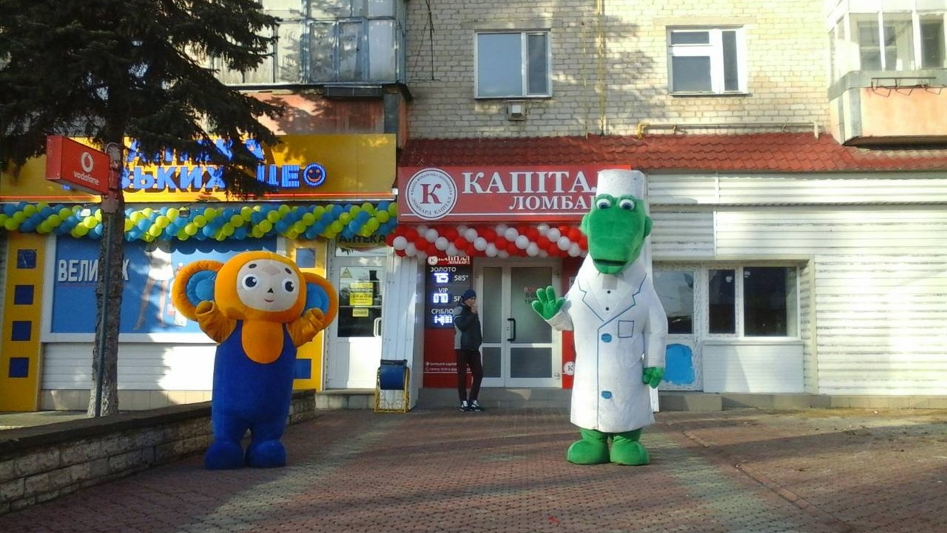 Замість магазину «Лілія» — аптека та ломбард. А де всі інші?