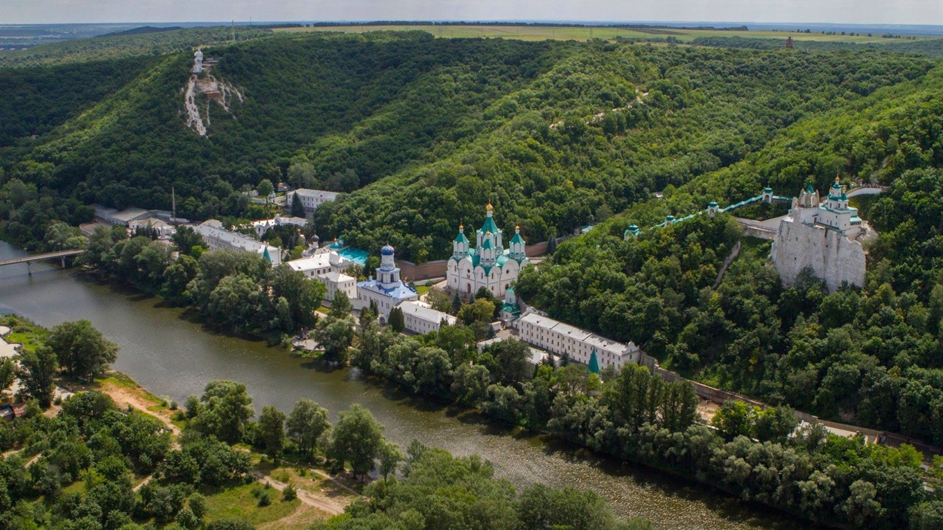 Публикуются впервые. Известный донецкий фотограф удивил снимками Святогорска с вертолета
