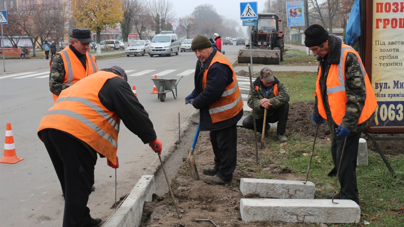 У Старокостянтинові міняють старі бордюри та укладають плиткою автобусні зупинки
