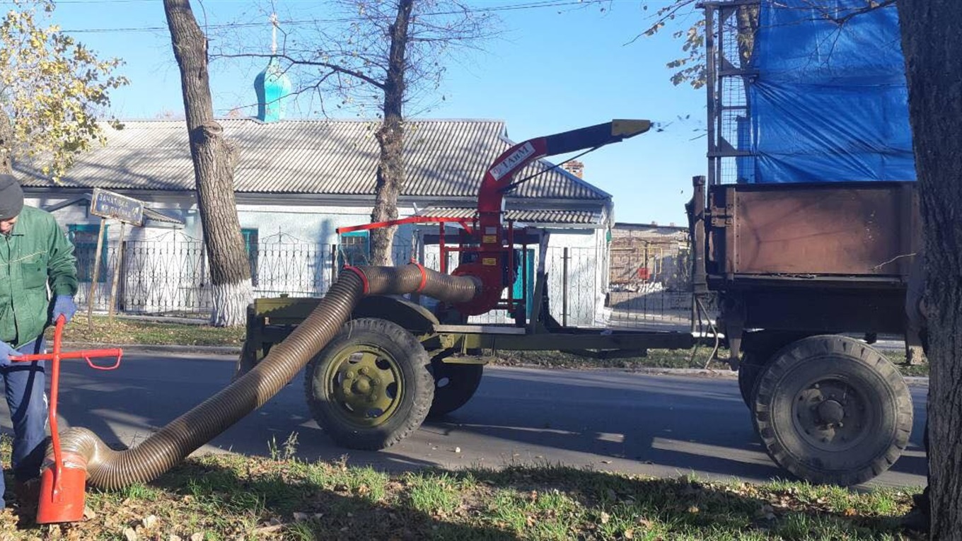 У Волновасі прибирати листя будуть новим парковим пилососом
