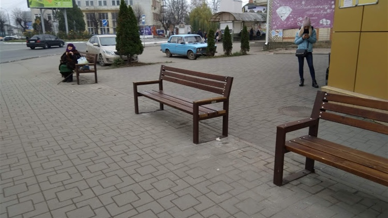 У центрі Старокостянтинова встановили нові лавки