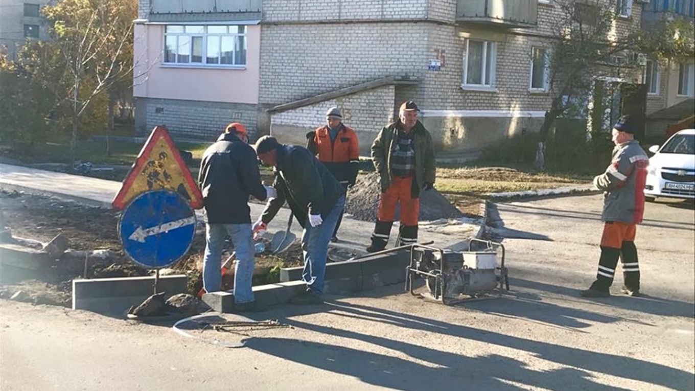 У Волновасі роблять капремонт тротуару на вулиці Менделєєва: фото