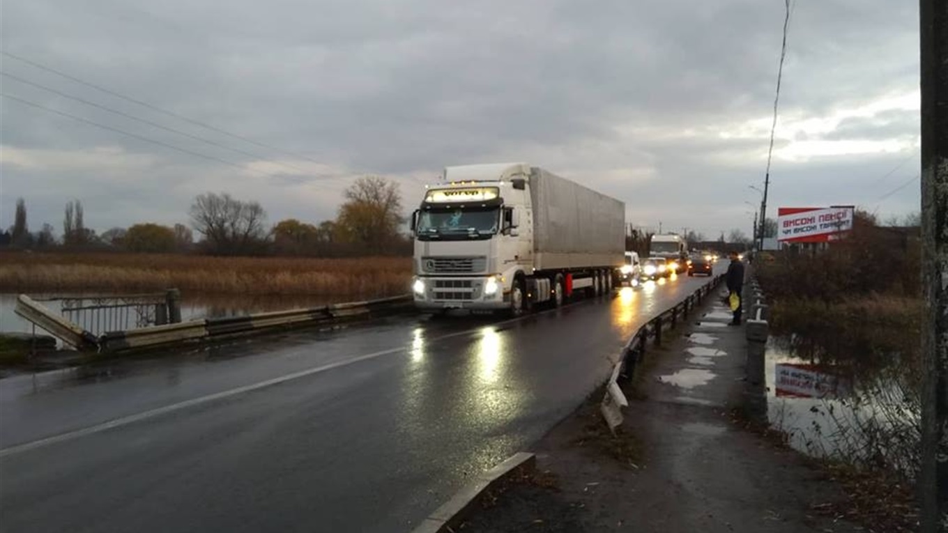 Аварійний міст Старокостянтинова працюватиме для одностороннього руху транспорту ще до понеділка