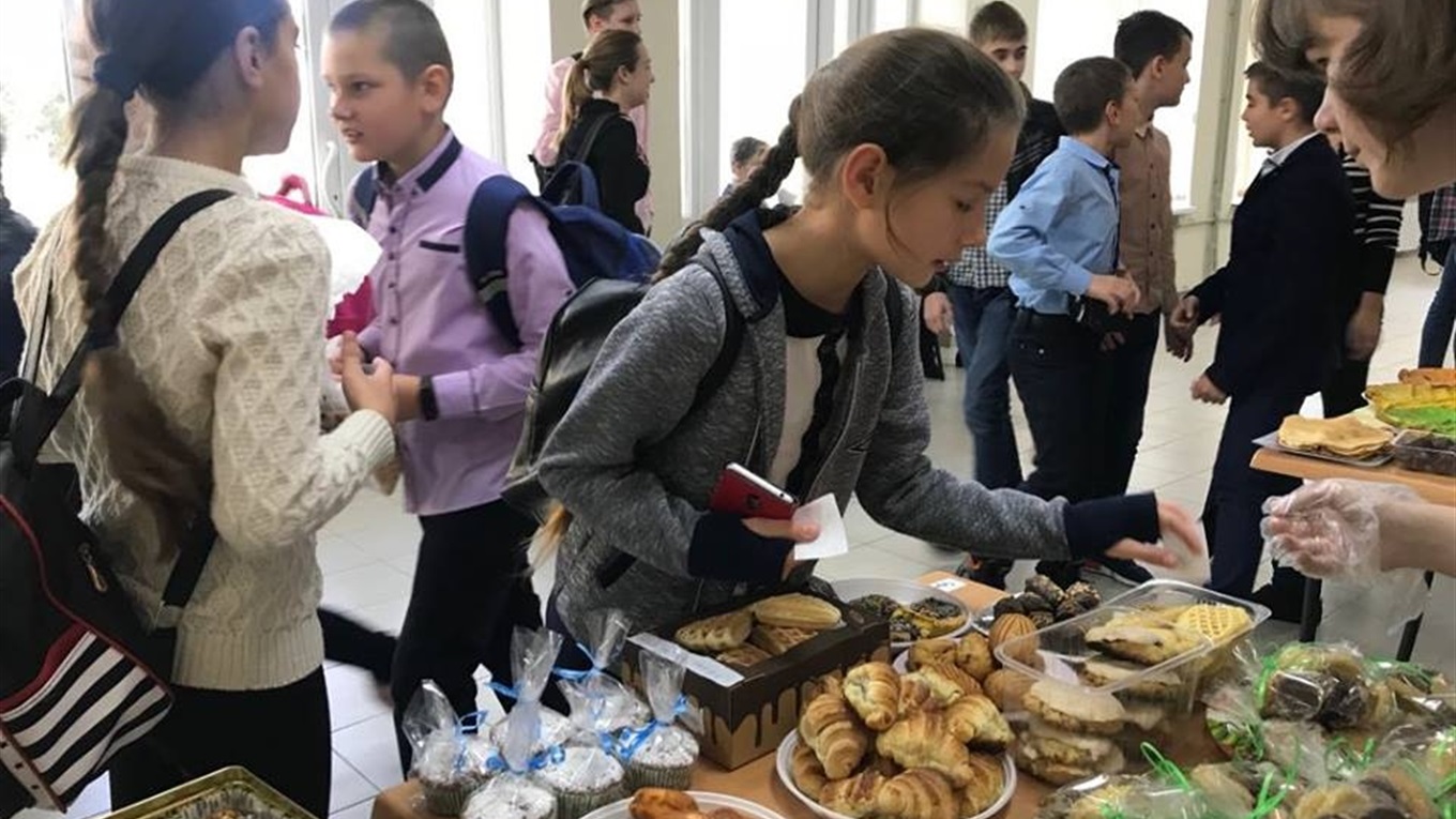 Волноваські школярі влаштували благодійний ярмарок на підтримку онкохворої дівчини