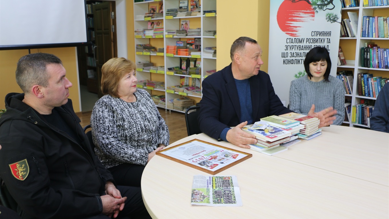 Попаснянской библиотеке подарили новые книги: видео
