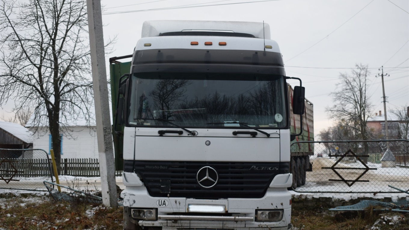 Фура врізалась у паркан лікарні. Схоже, що аварія сталася через слизьку дорогу