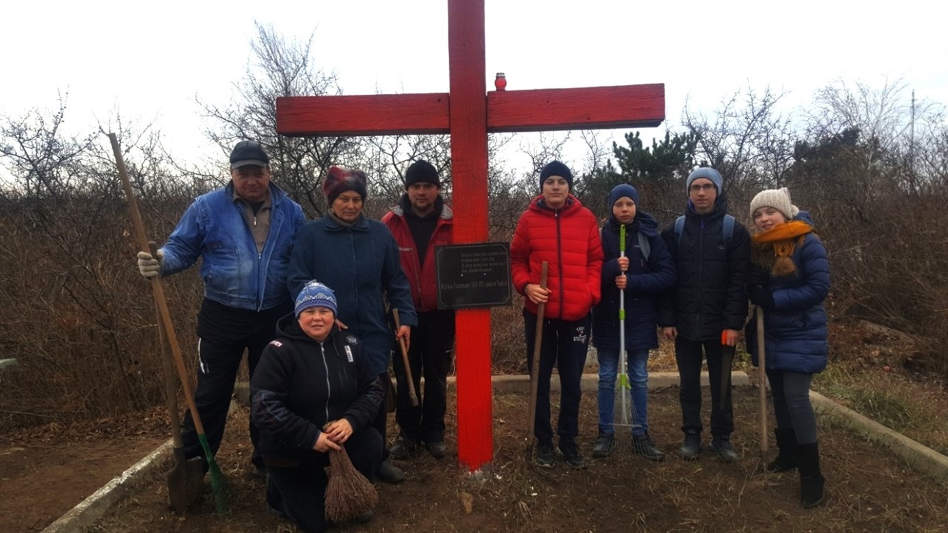 У Гуляйполі активісти доглядають за могилами жертв Голодомору