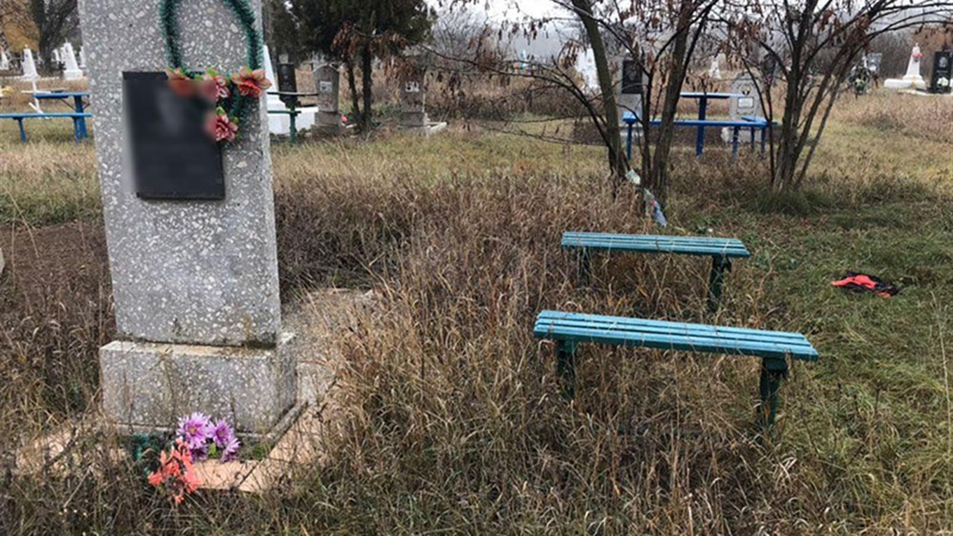 У Волноваському районі затримали чоловіка, який руйнував могили заради наживи