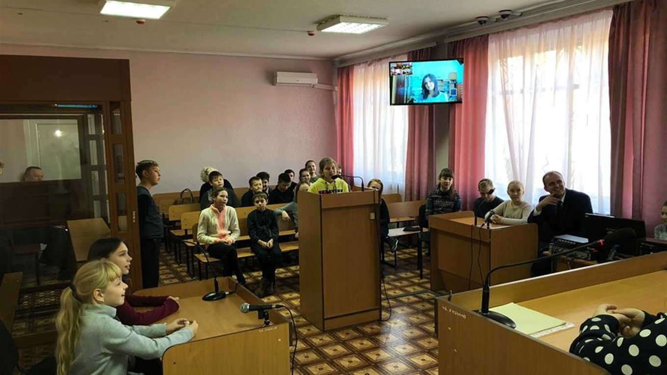 У Вугледарі діти взяли участь в імпровізованому судовому процесі. Прокурор з Волновахи був справжній