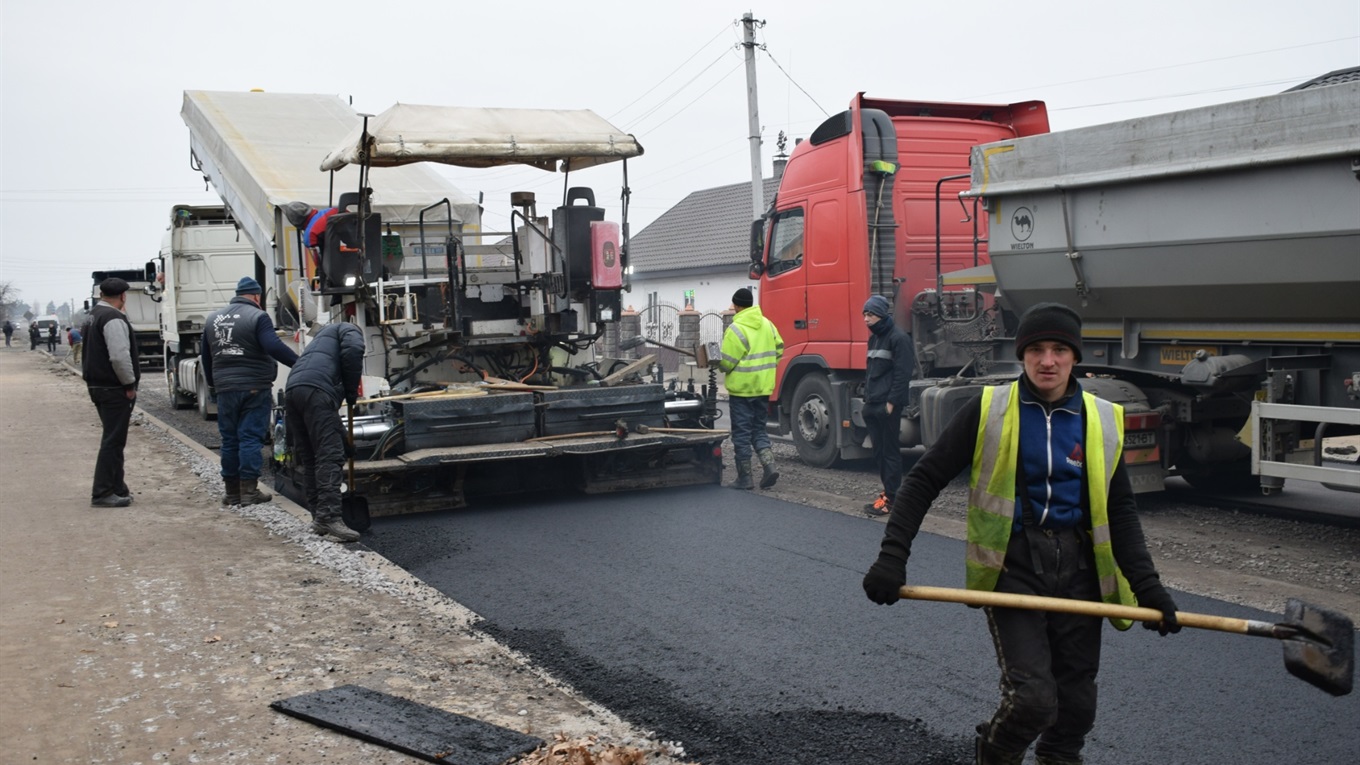 Завершують ремонт дороги по вулиці Повстанців. На неї постелять близько тисячі тонн нового асфальту