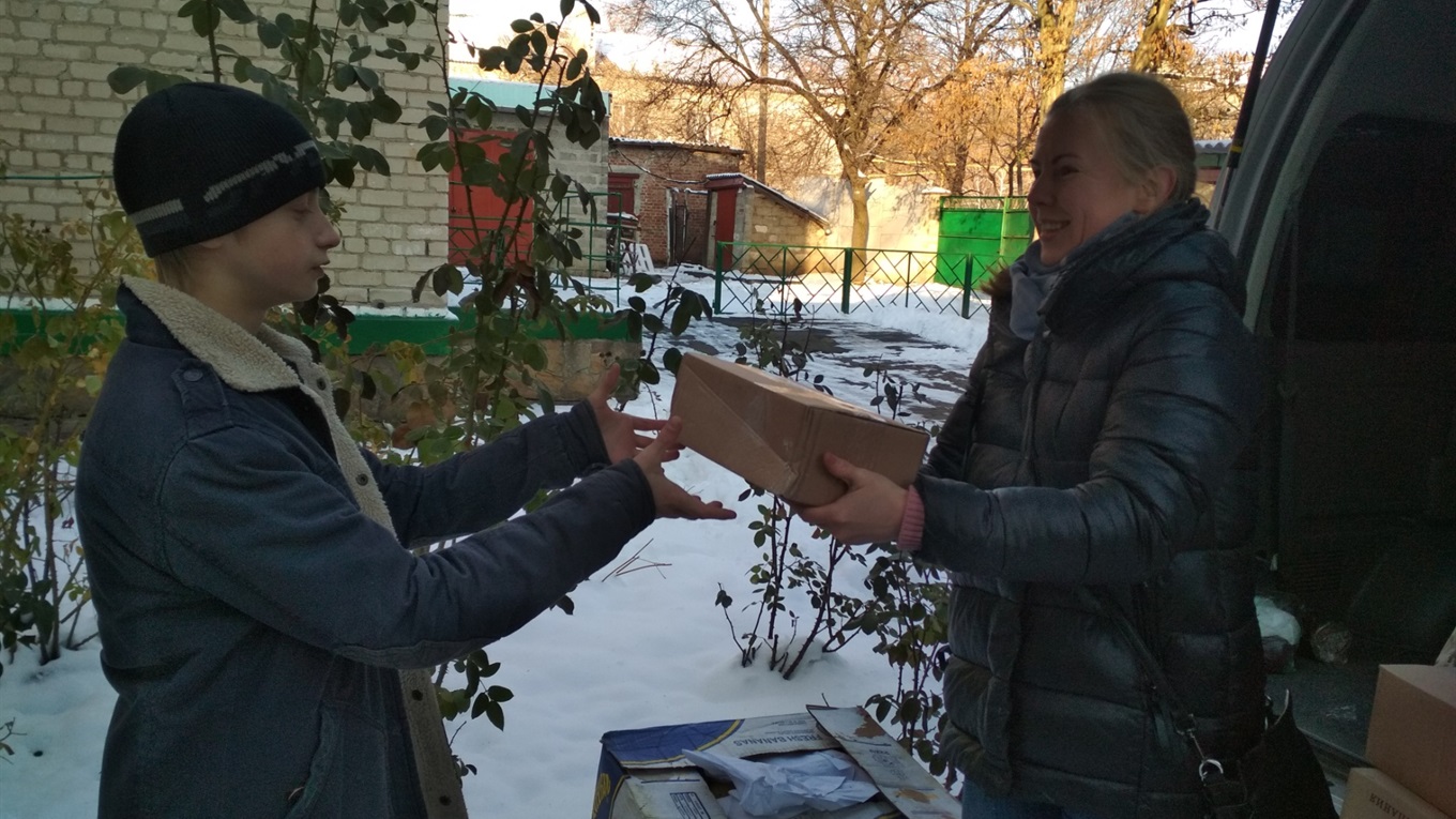 Фургон гуманітарки отримали торецькі діти від вінницьких силовиків