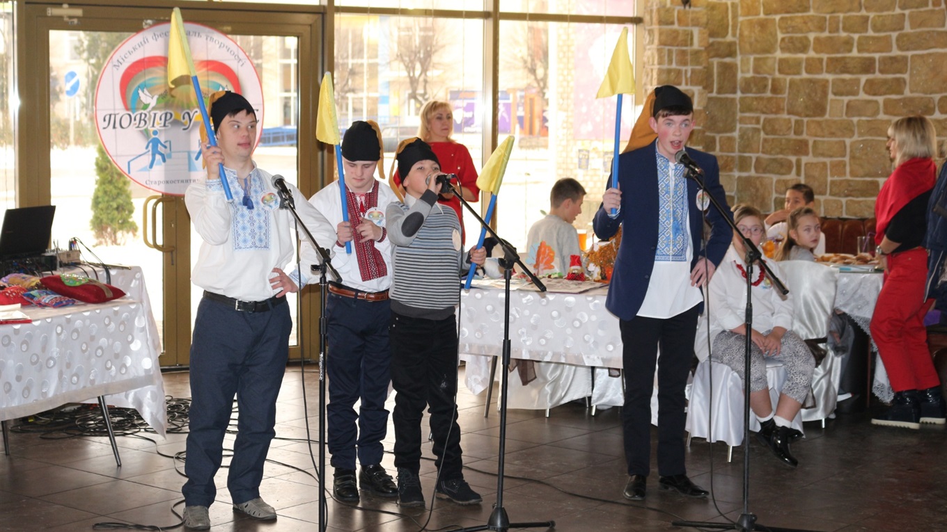 Спів, танці, декламація віршів та флешмоб — так пройшов фестиваль дитячої творчості «Повір у себе»