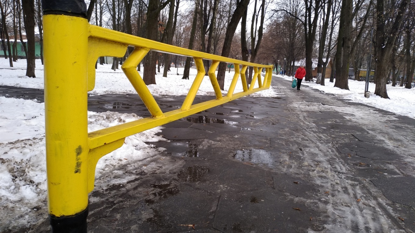 У новоградському парку і досі немає знаків обмеження руху автівок: що трапилося