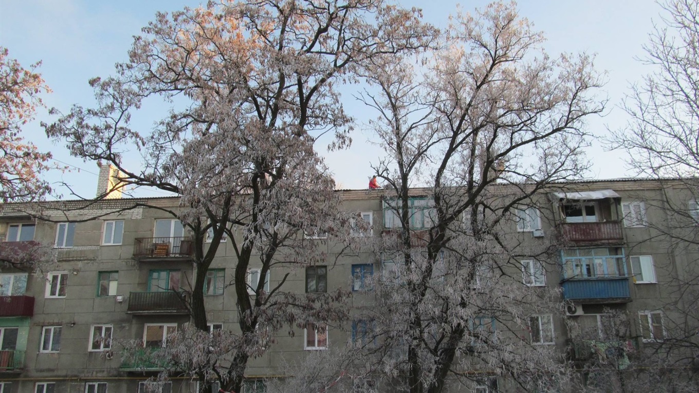 В Попасной ремонтируют крышу дома, разрушенного в результате боевых действий 