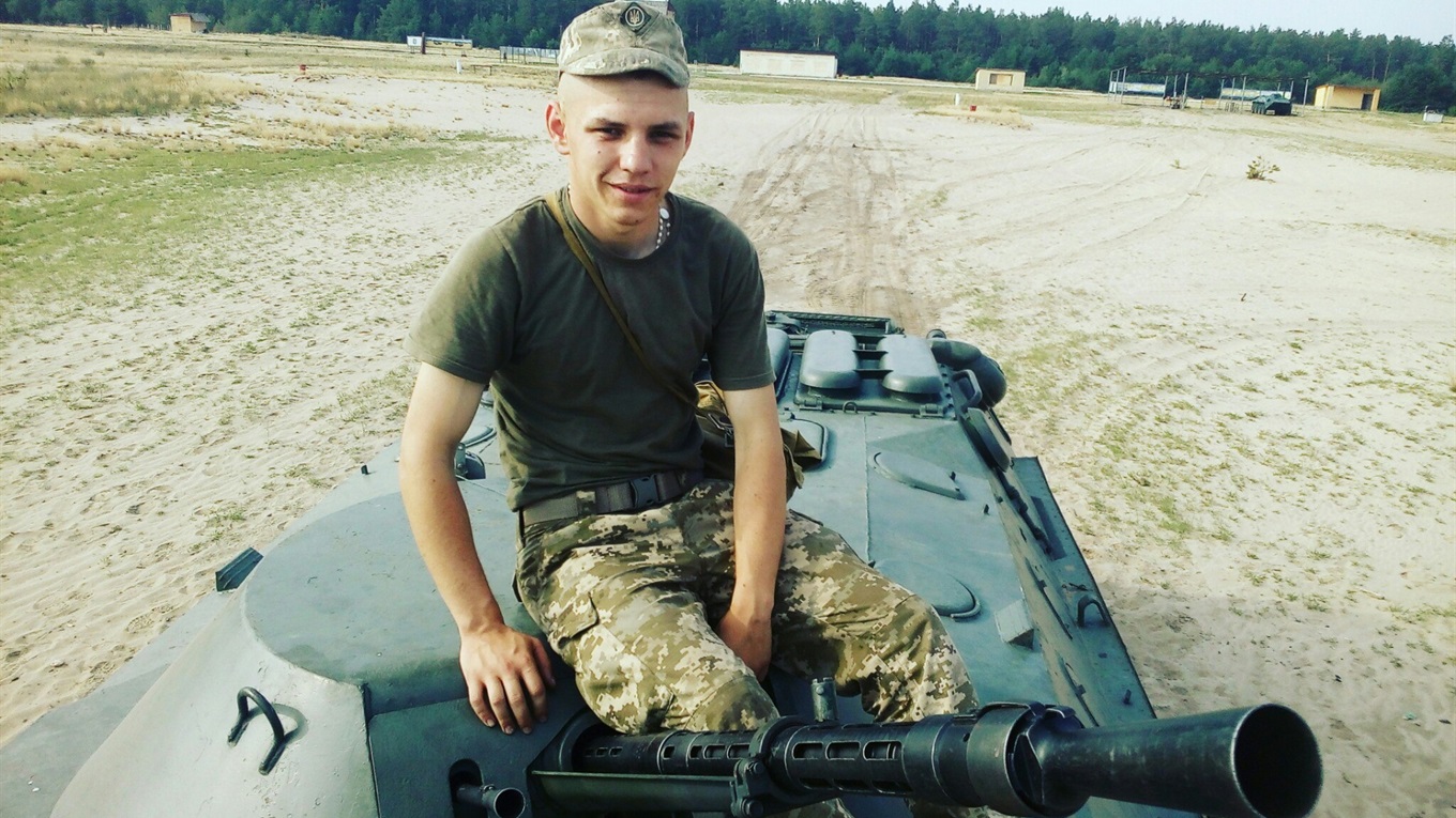 Гуляйпільський захисник робить квіти з металу 