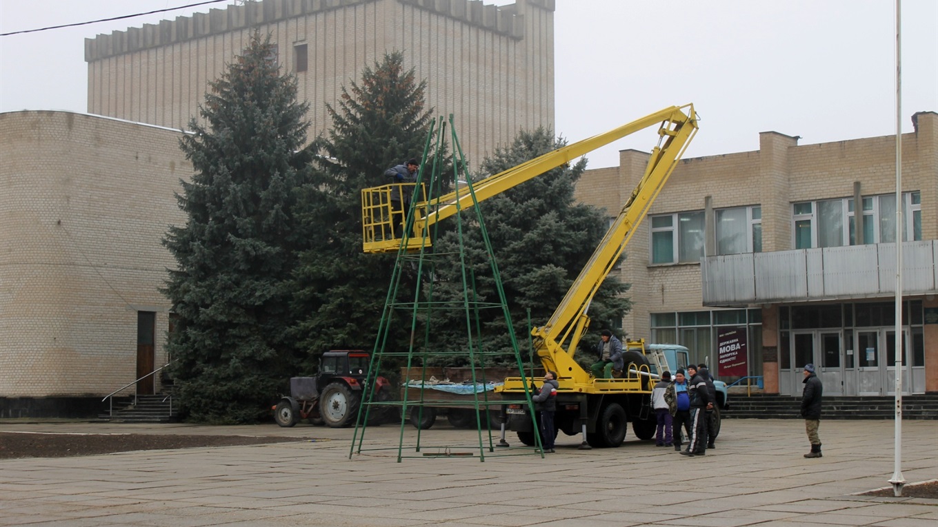 Фотофакт: у Гуляйполі встановлюють новорічну ялинку