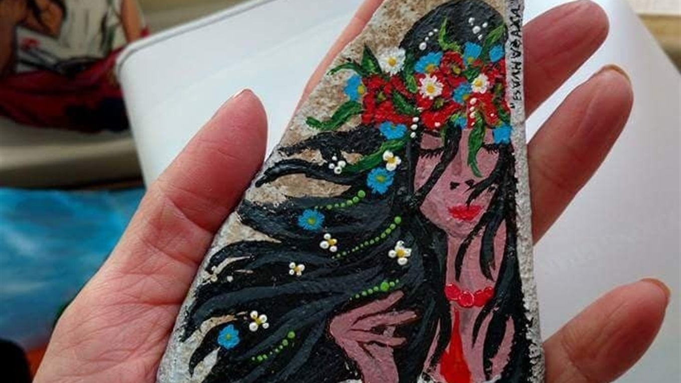 Художниця з Волновахи створює малюнки на військових снарядах та осколках: фото