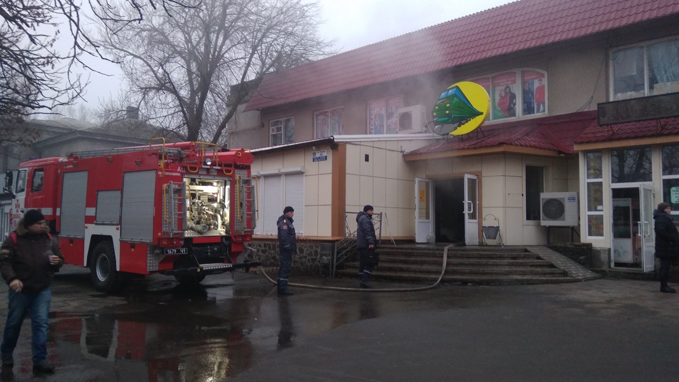 У центрі Волновахи сталася пожежа у магазині: відео з місця події