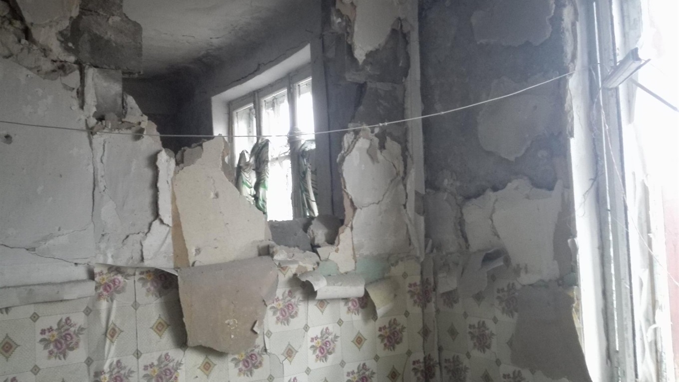 В Золотом в результате обстрела серьезно пострадала многоэтажка