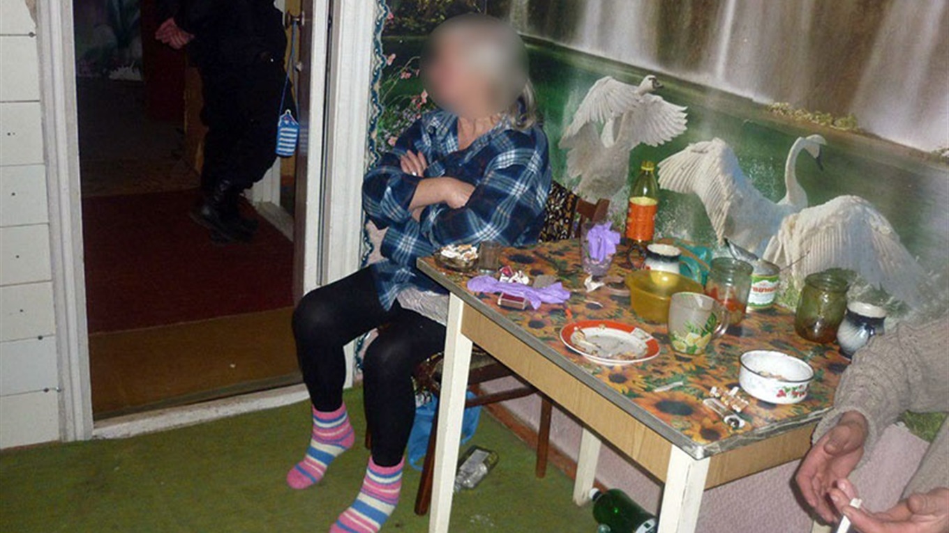 У Волноваському районі чоловік встромив жінці ножа в обличчя. Постраждала у лікарні