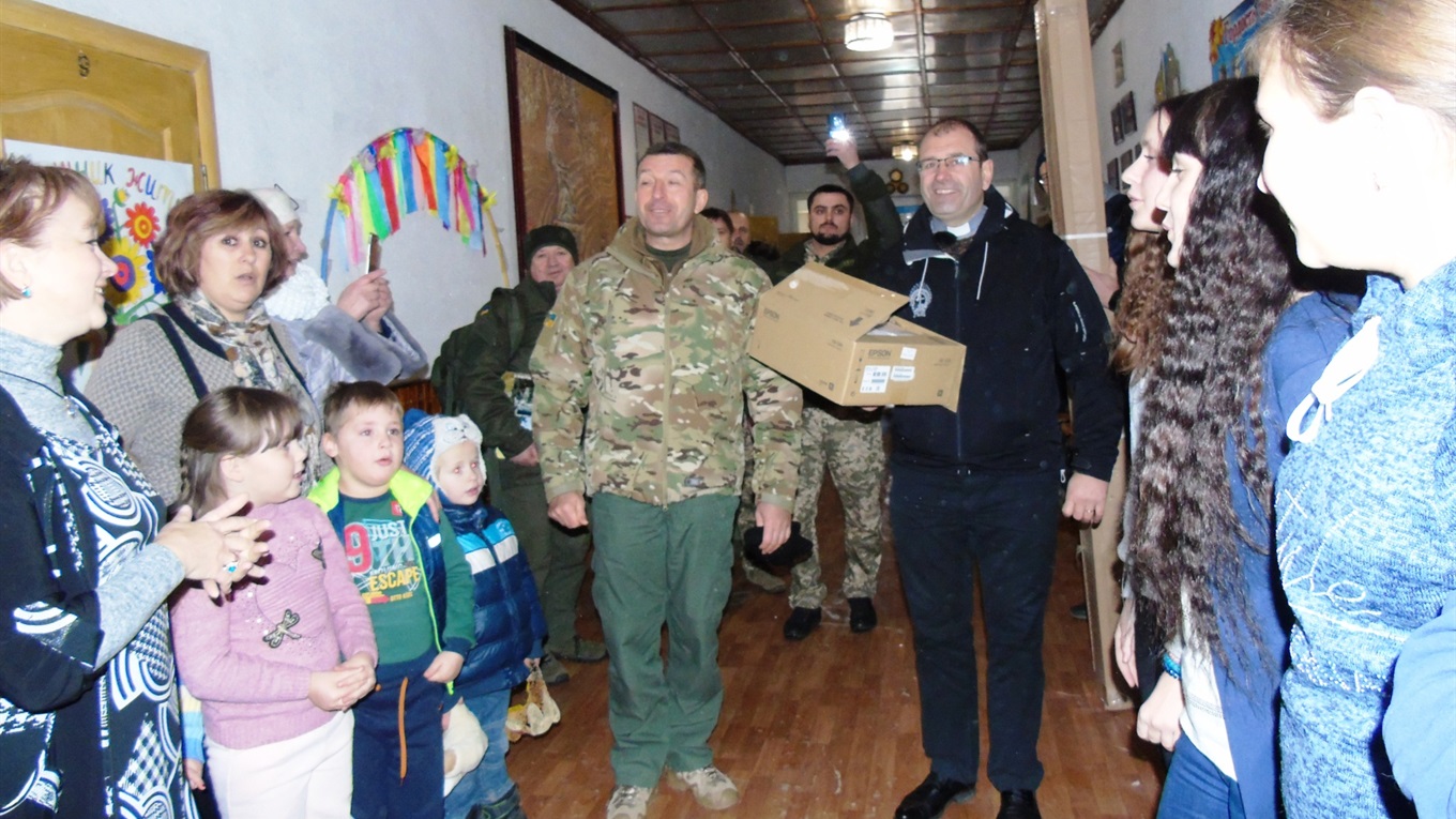 Попаснянский район посетила делегация Латвийской Республики. Привезли гуманитарную помощь и подарки