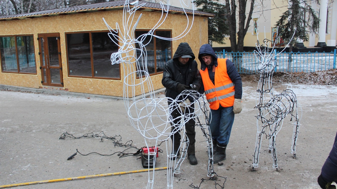 В Попасной у городской новогодней елки появились олени из металла