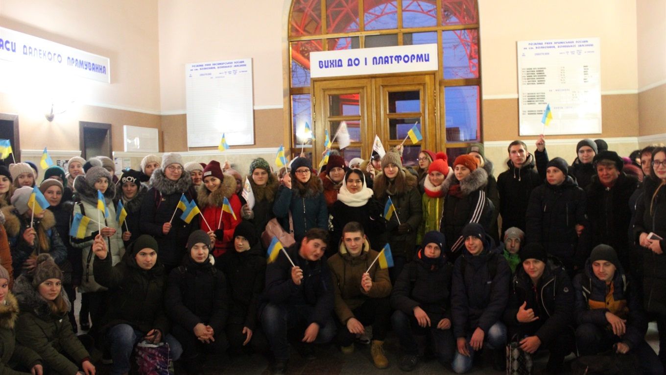 Екскурсія Києвом, парламент та запитання до депутатів чекають на дітей з Волновахи 