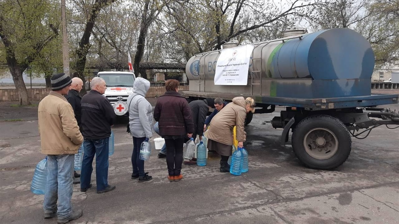 Красный Крест бесплатно раздаст воду в Торецке 