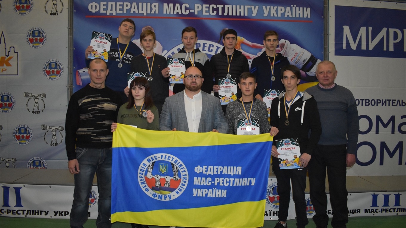 Вирвав мас —  значить переміг: фоторепортаж з командного Кубку України з мас-рестлінгу