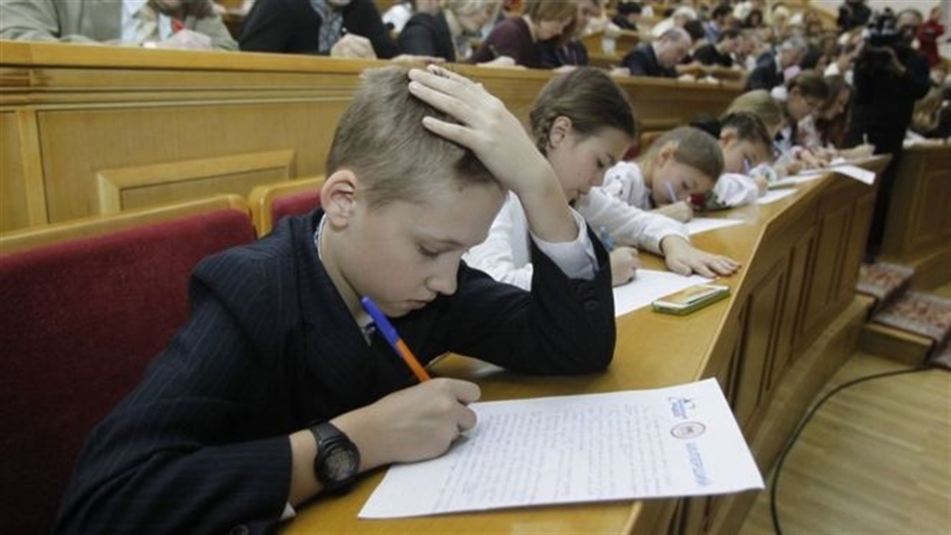 16 жителів сходу України, які без помилок написали радіодиктант національної єдності