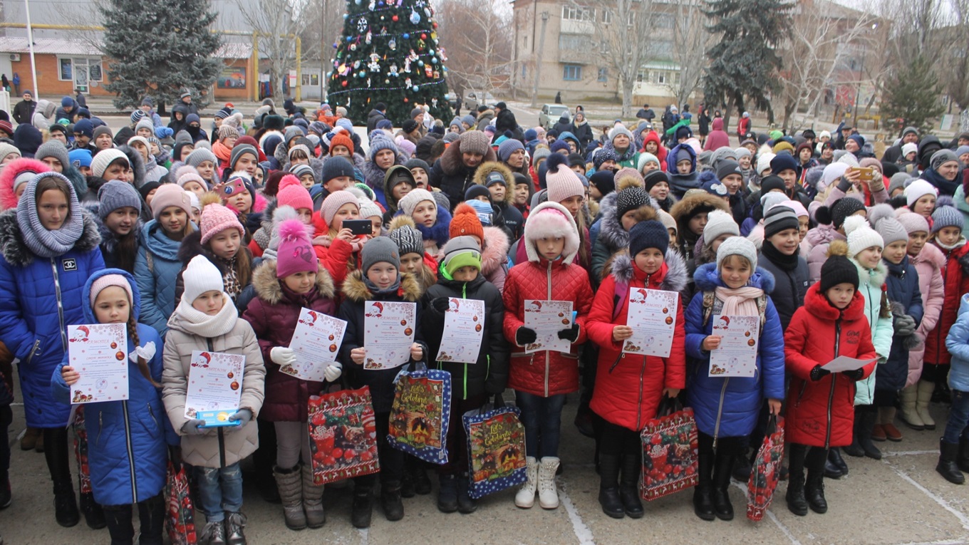 Дерево бажань, святий Миколай у гостях та хороводи: як у Гуляйполі відкрили головну ялинку