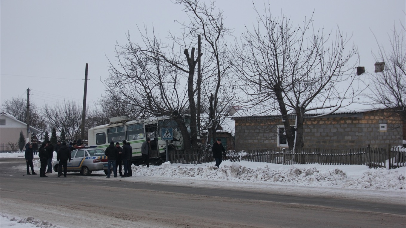 Потрійне ДТП: у Калинівці рейсовий автобус зніс паркан будинку та криницю