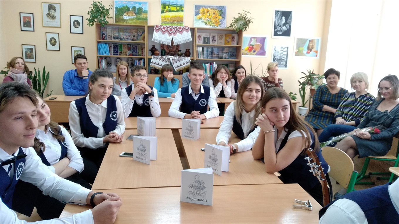 У волноваській школі №5 відбулася "літературна кав'ярня": відео