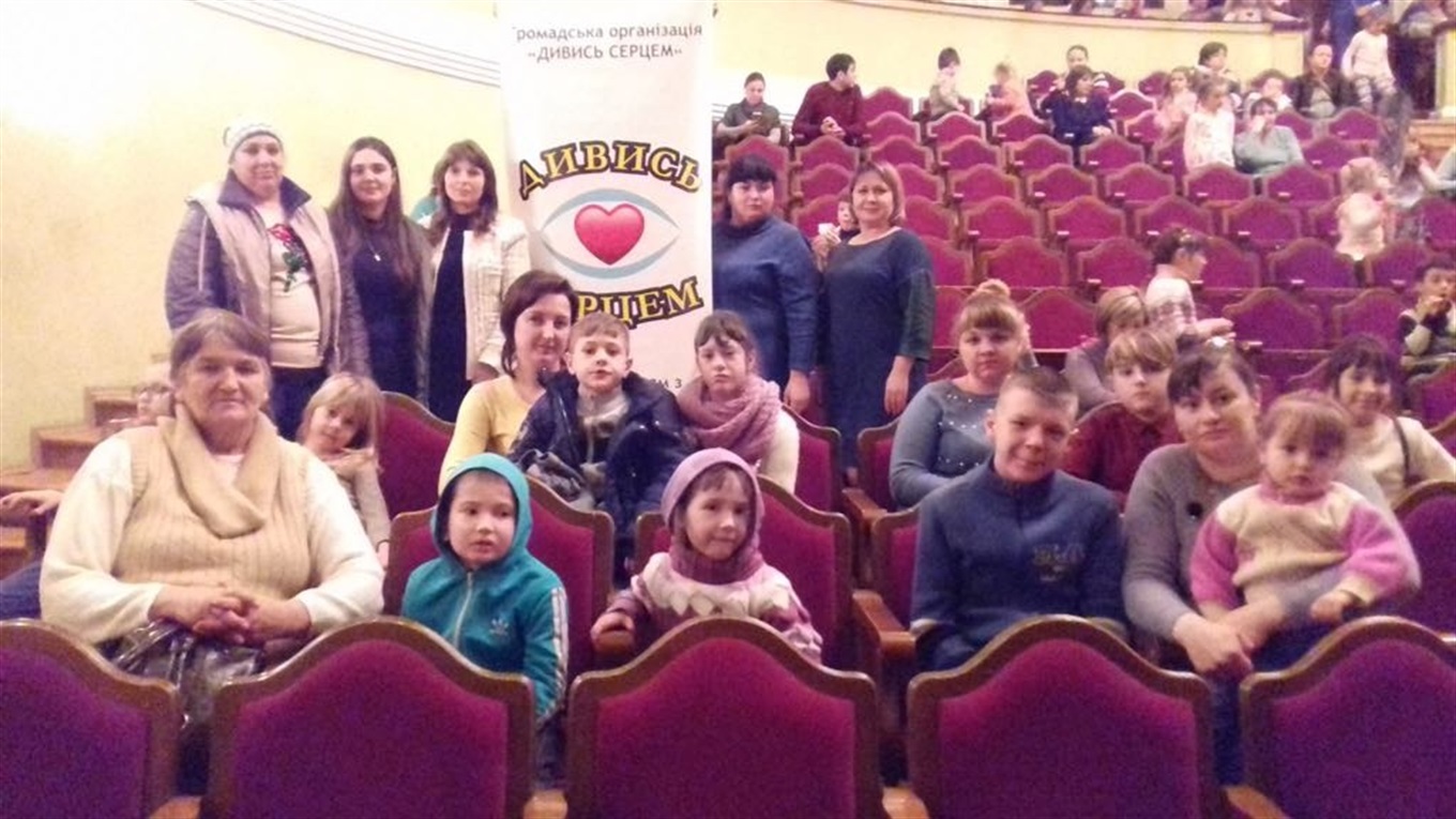 Волноваські діти з інвалідністю побували на новорічній виставі в Маріуполі