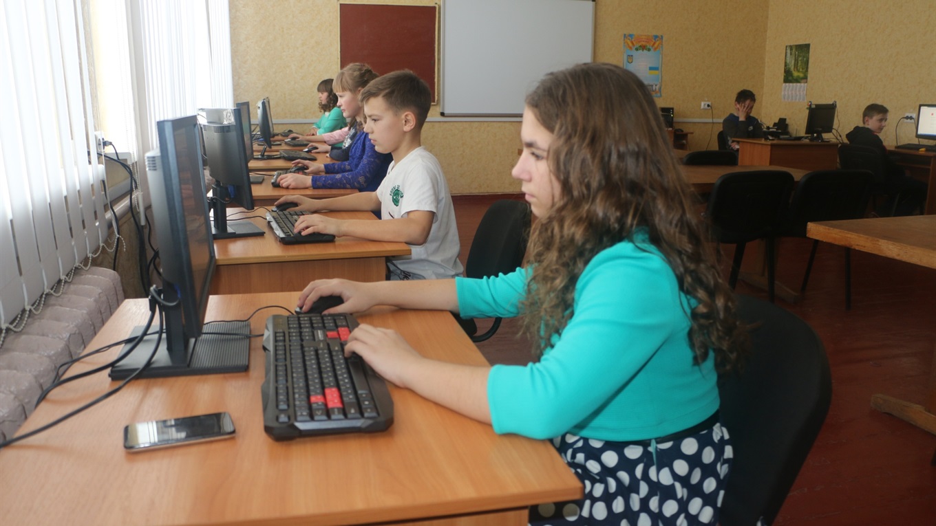 В Попасной школе купили оснащение для класса информатики