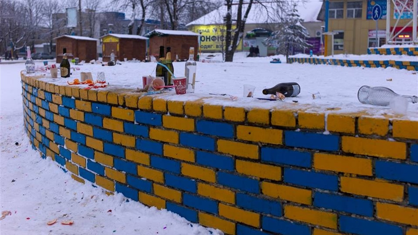 У мережі з'явилися фото післяноворічного безладу на центральній площі Волновахи