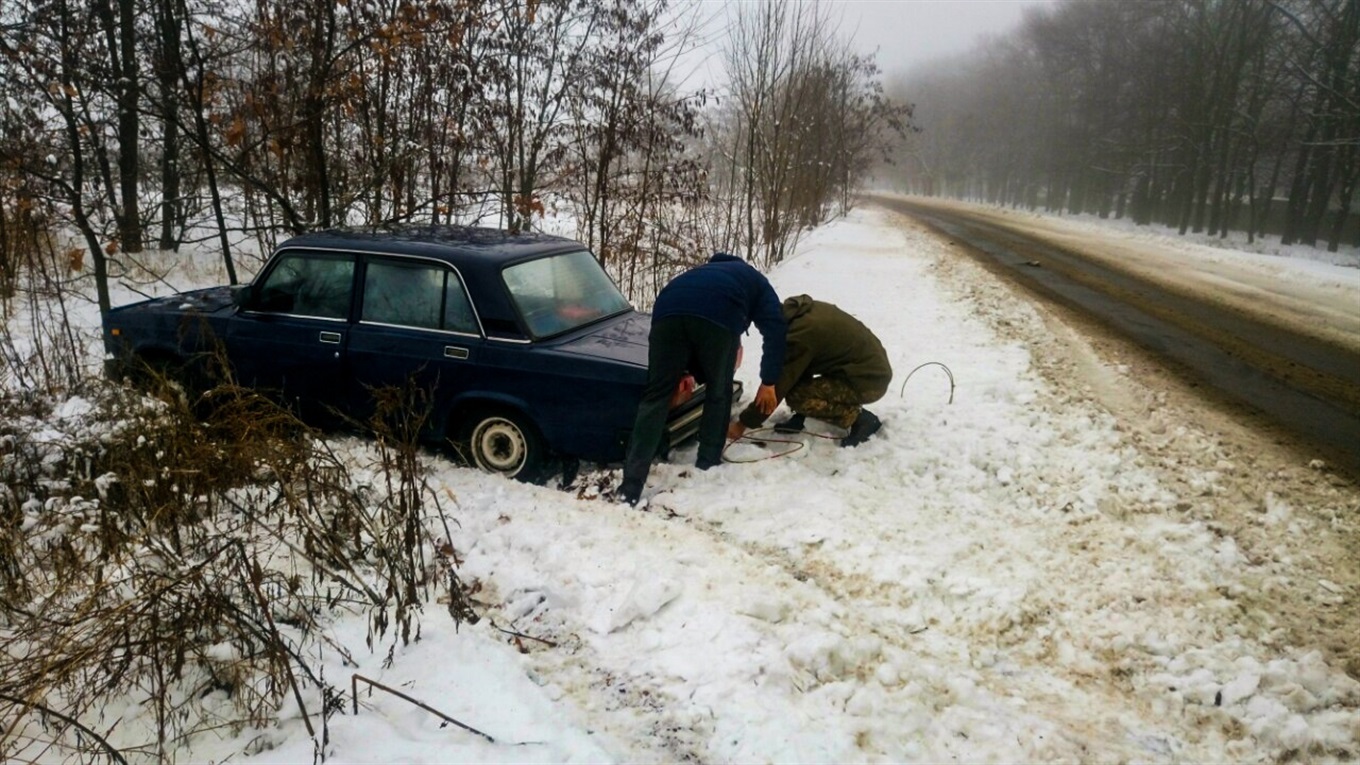 Поблизу Волновахи гвардійці витягнули з узбіччя дві автівки