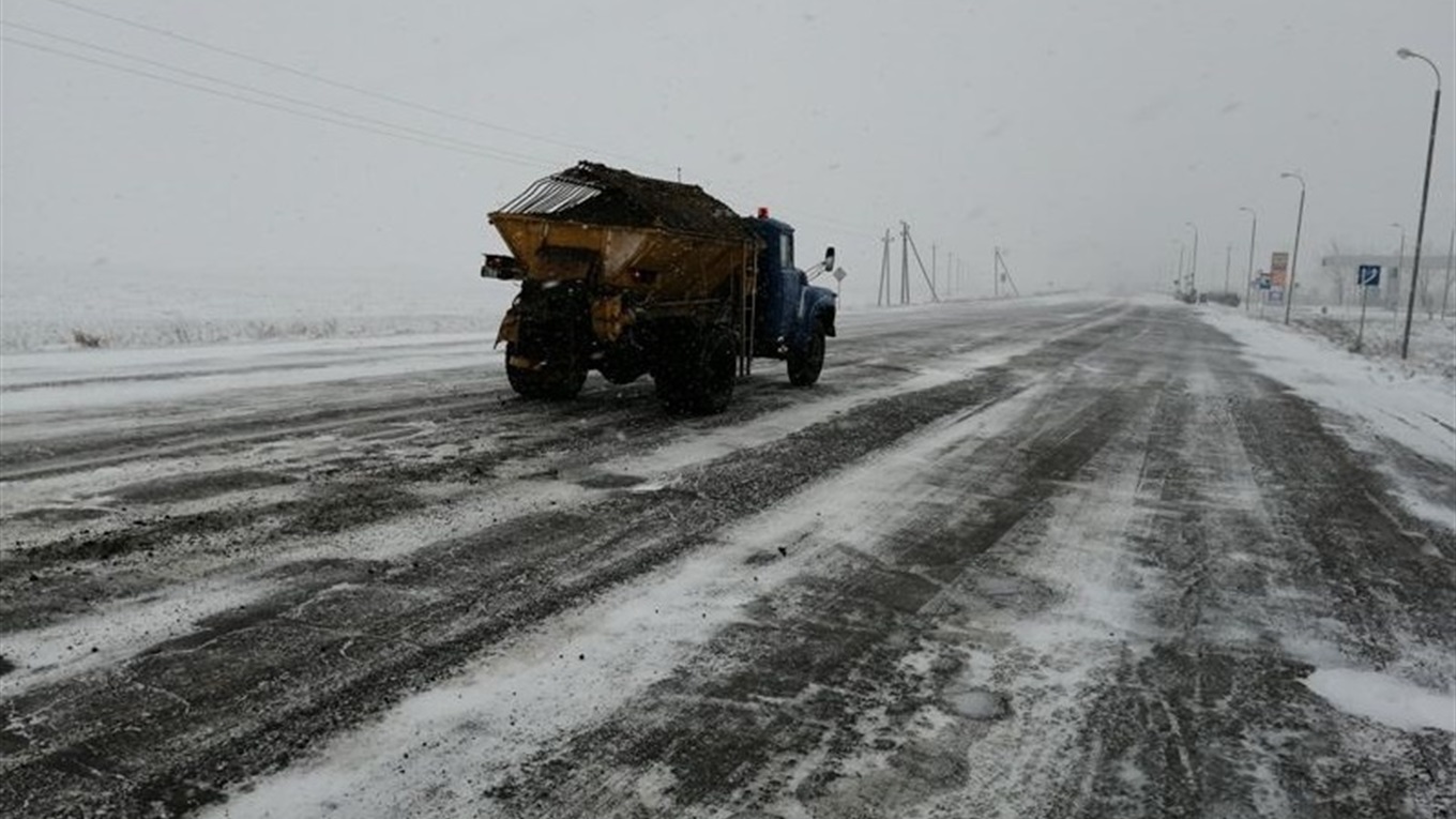 На дорогах Сірогозщини чергують МНСники та працює снігоочисна техніка