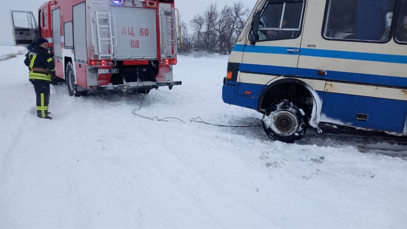 Волноваські рятувальники витягнули рейсовий автобус з кювету: фото