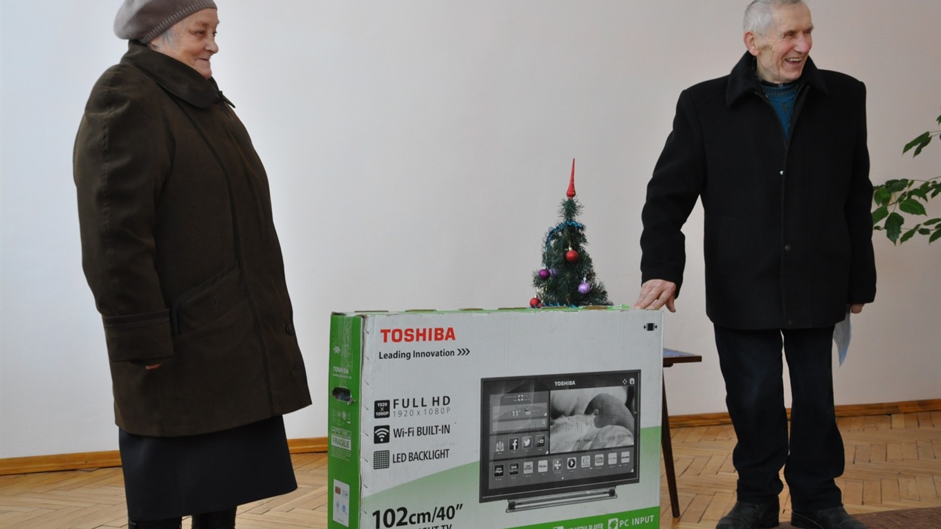 Лотерея від «Голосу народу»: 80-річний чортківчанин виграв 40-дюймовий телевізор