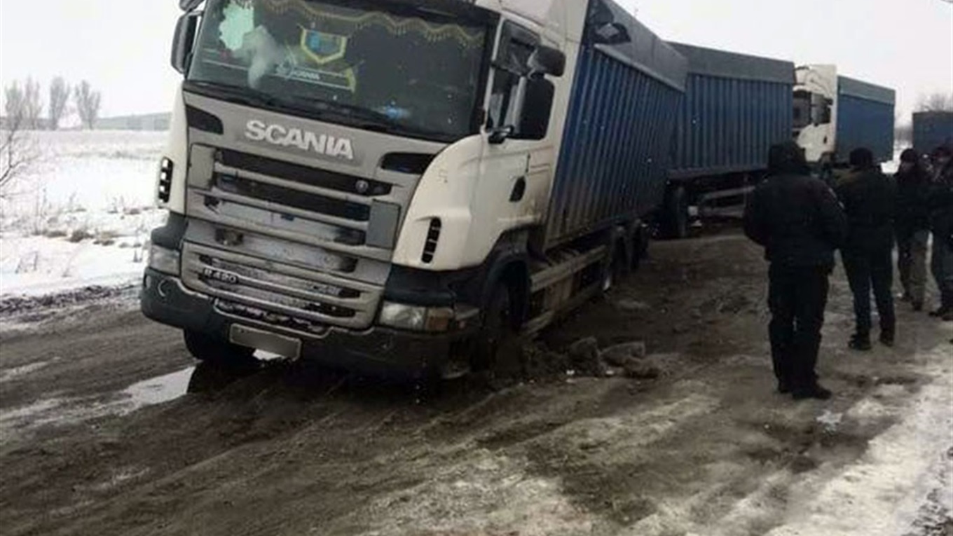 Волноваська поліція допомогла витягнути вантажівку, яка не могла виїхати з пастки більше доби