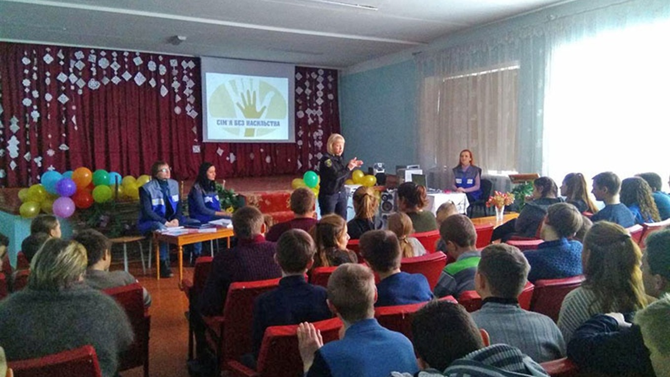 Працівники поліції та психологи провели захід проти насильства в Волноваському районі